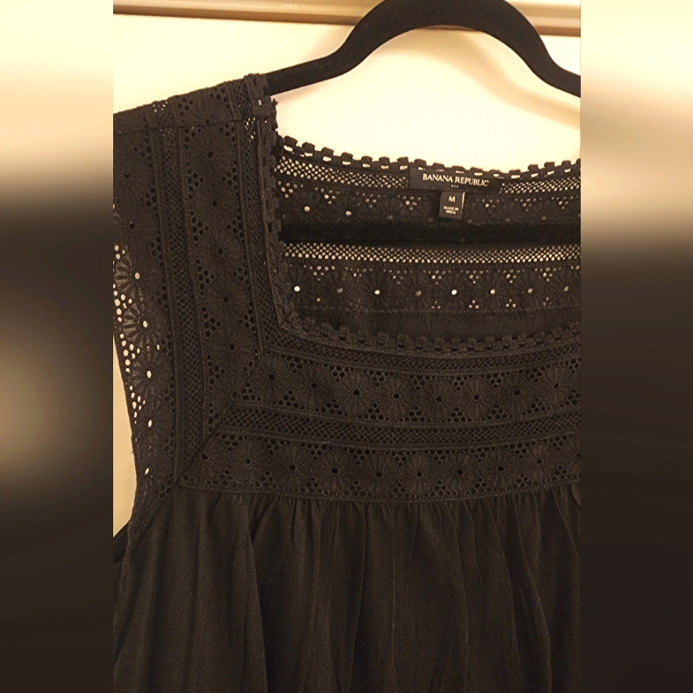 Bananna Republic cotton sleeveless blouse with lace trim collar